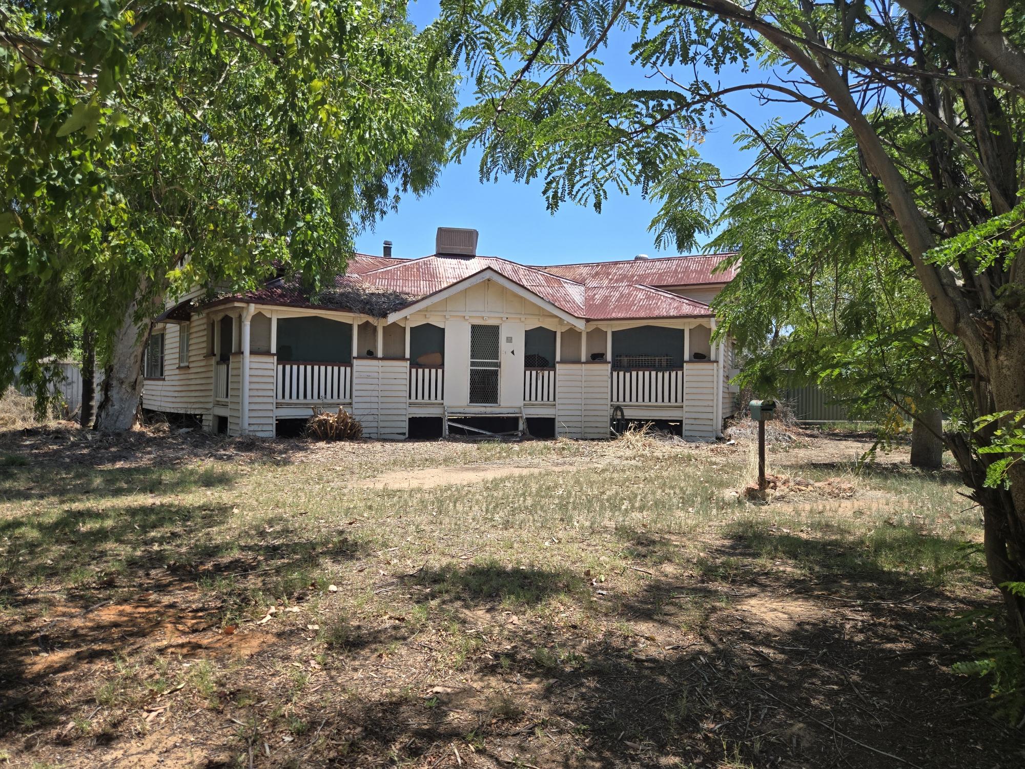 10 Deverell St