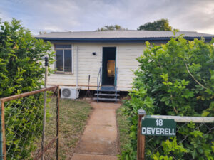 18 Deverell St