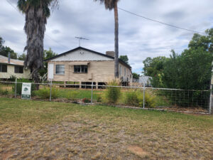 3 Deverell St