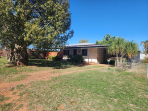 28 Deverell St