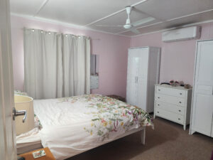 28 Deverell St